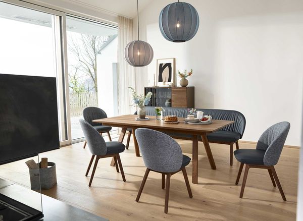 Immergez-vous dans une beauté exquise : d’élégantes chaises en bois naturel pour votre salle à manger